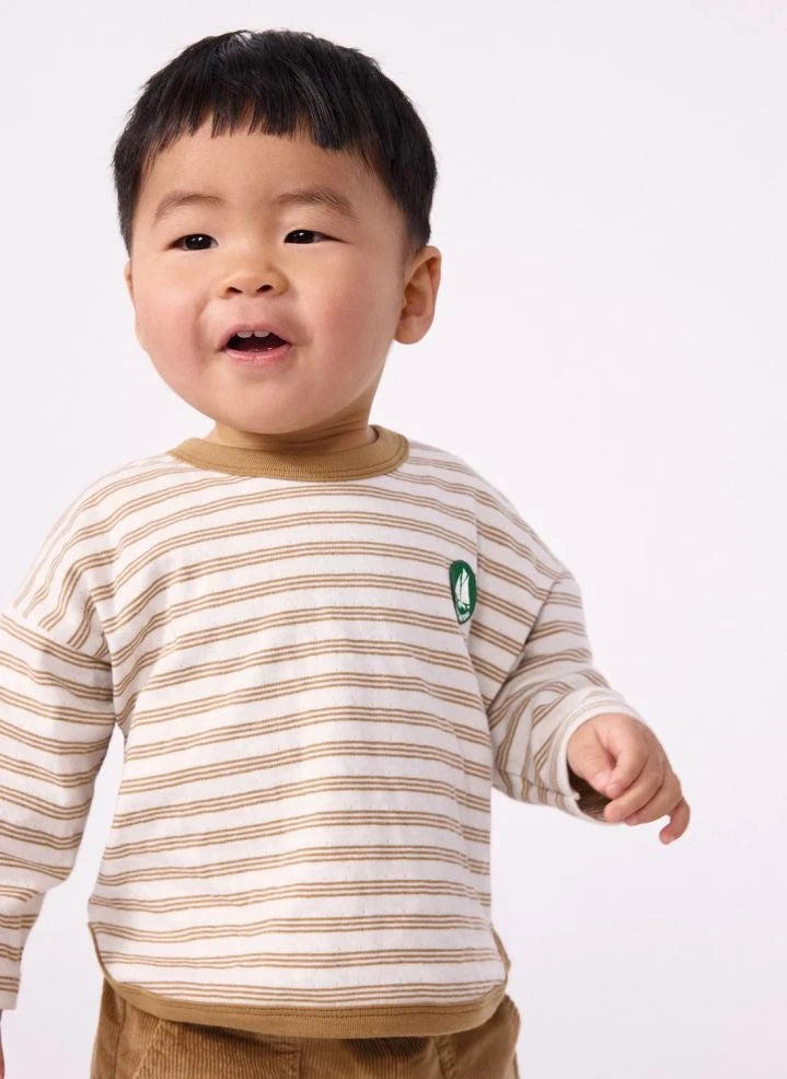 Petit Bateau - تيشيرت طفل من القطن العضوي مخطط مع شارة | بيج