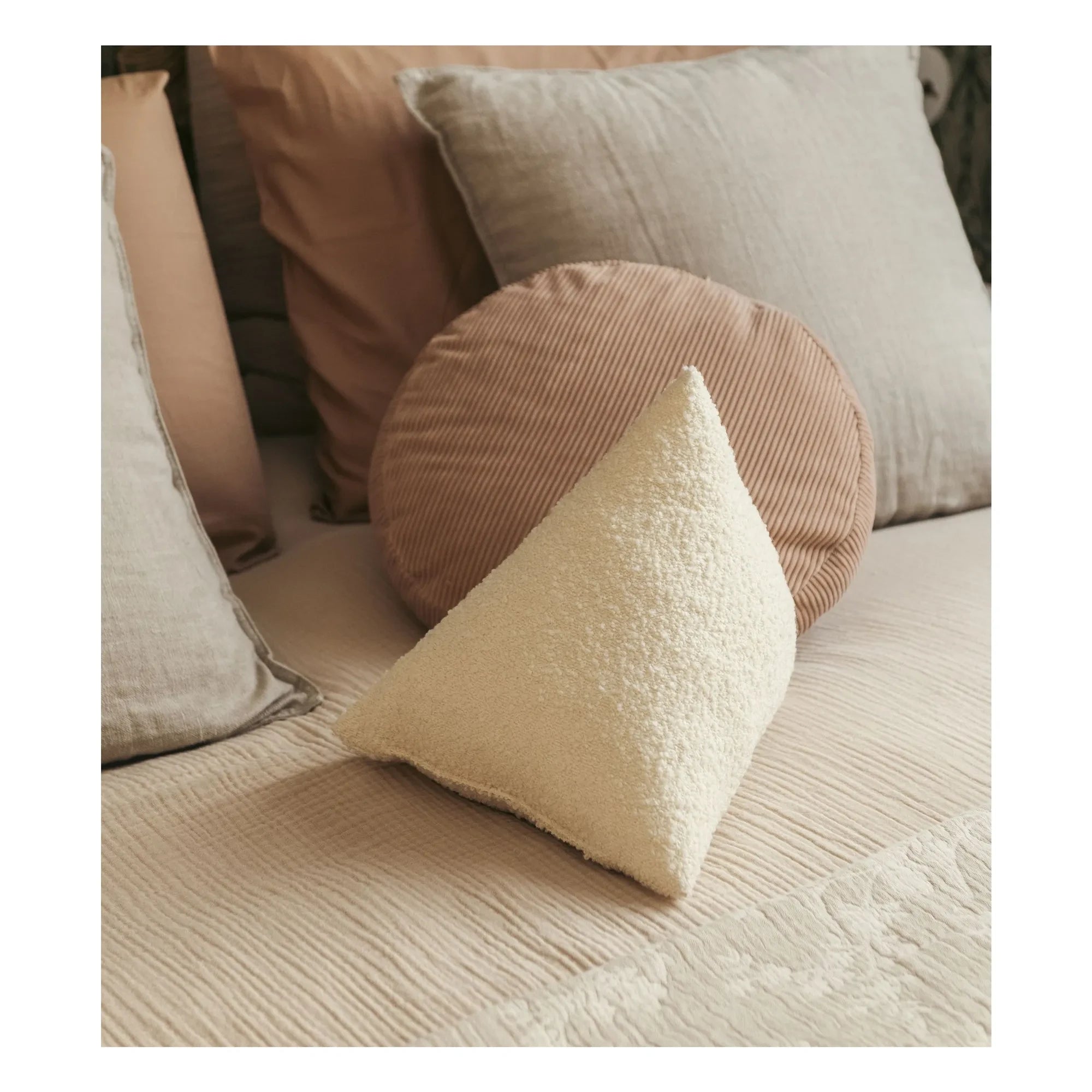 The Socialite Family - Divino Bouclette-Wollkissen | Creme
