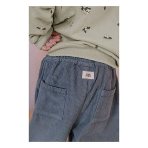 Studio Bohème - Fein gerippte Samt-Karottenhose aus Bio-Baumwolle | Grau-Blau