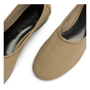 BY FAR - Prudence Dokulu Leather Loafers | Beige