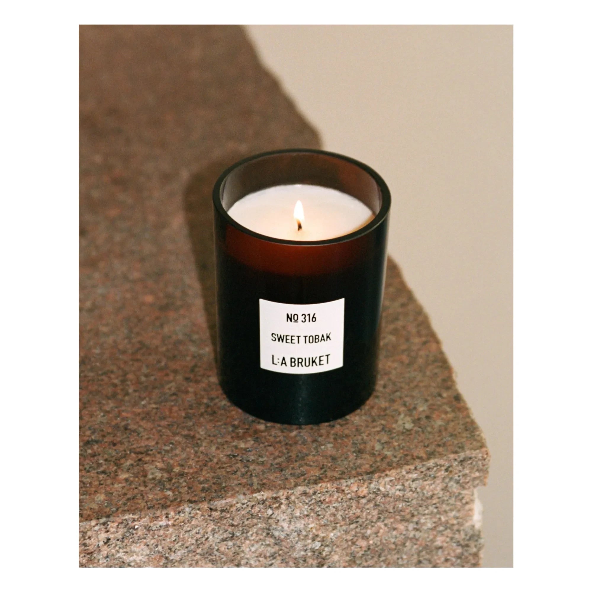 L:A BRUKET - Sweet Tobak kokulu mum - 260 g | Renksiz