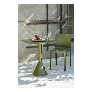 Hay - Mesa Palissade Cone diseñada por Ronan y Erwan Bouroullec - 65 x 65 cm | Verde oliva