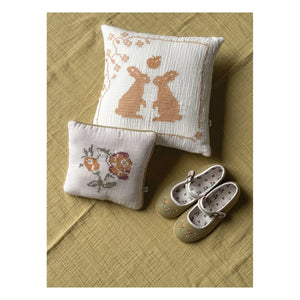 Editions Aimable - Clovis Cojín Floral | Dragée Muselina Rosa