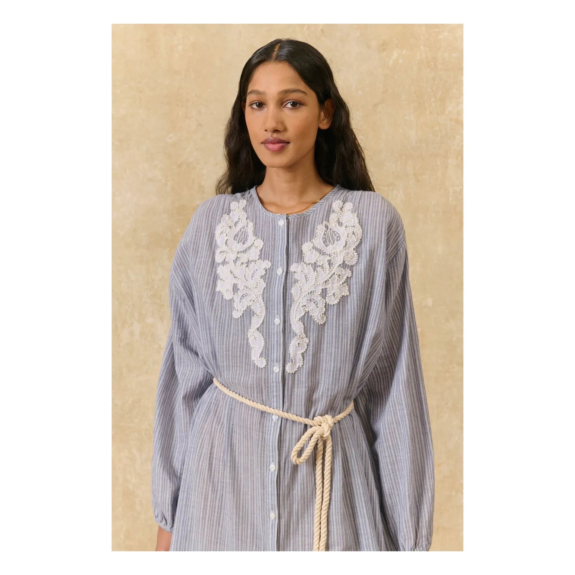 Louise Misha - Gestreiftes Kleid Flavie aus Bio-Baumwolle | Blau