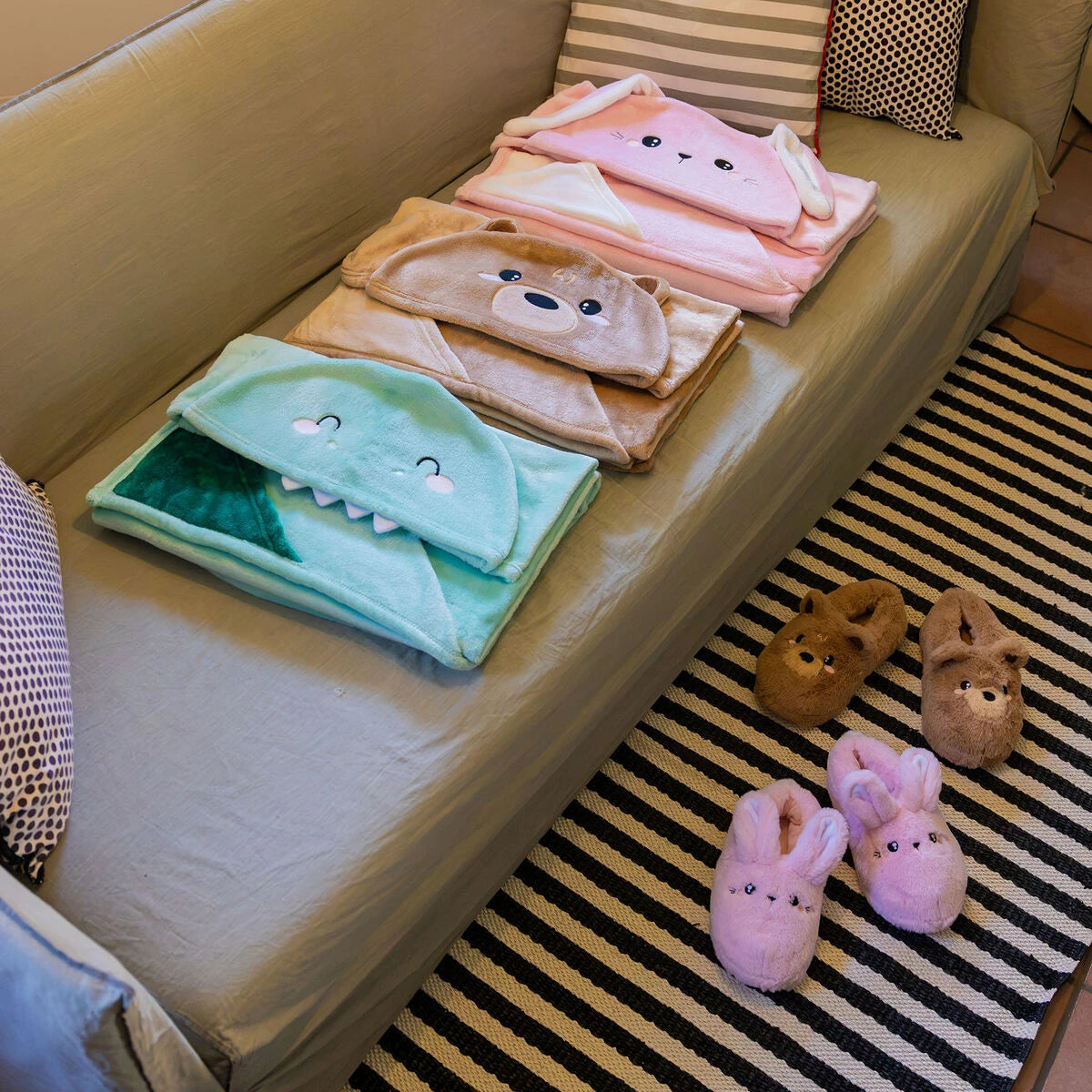 Legami - Dino Hooded Blanket - Cosy Hugs