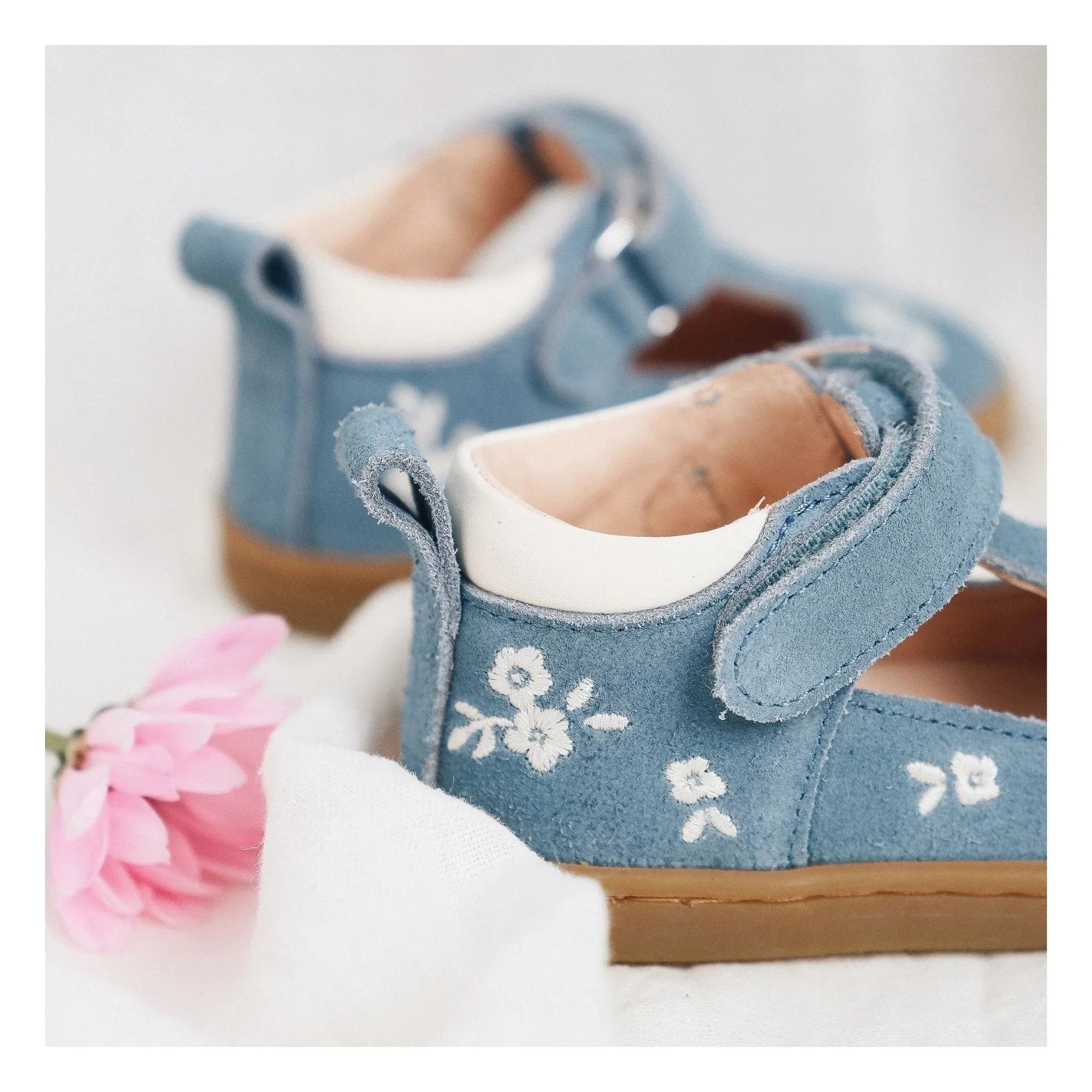 Lazare - Bebés bordados Pia Etoile Flowers Suede | Azul Denim