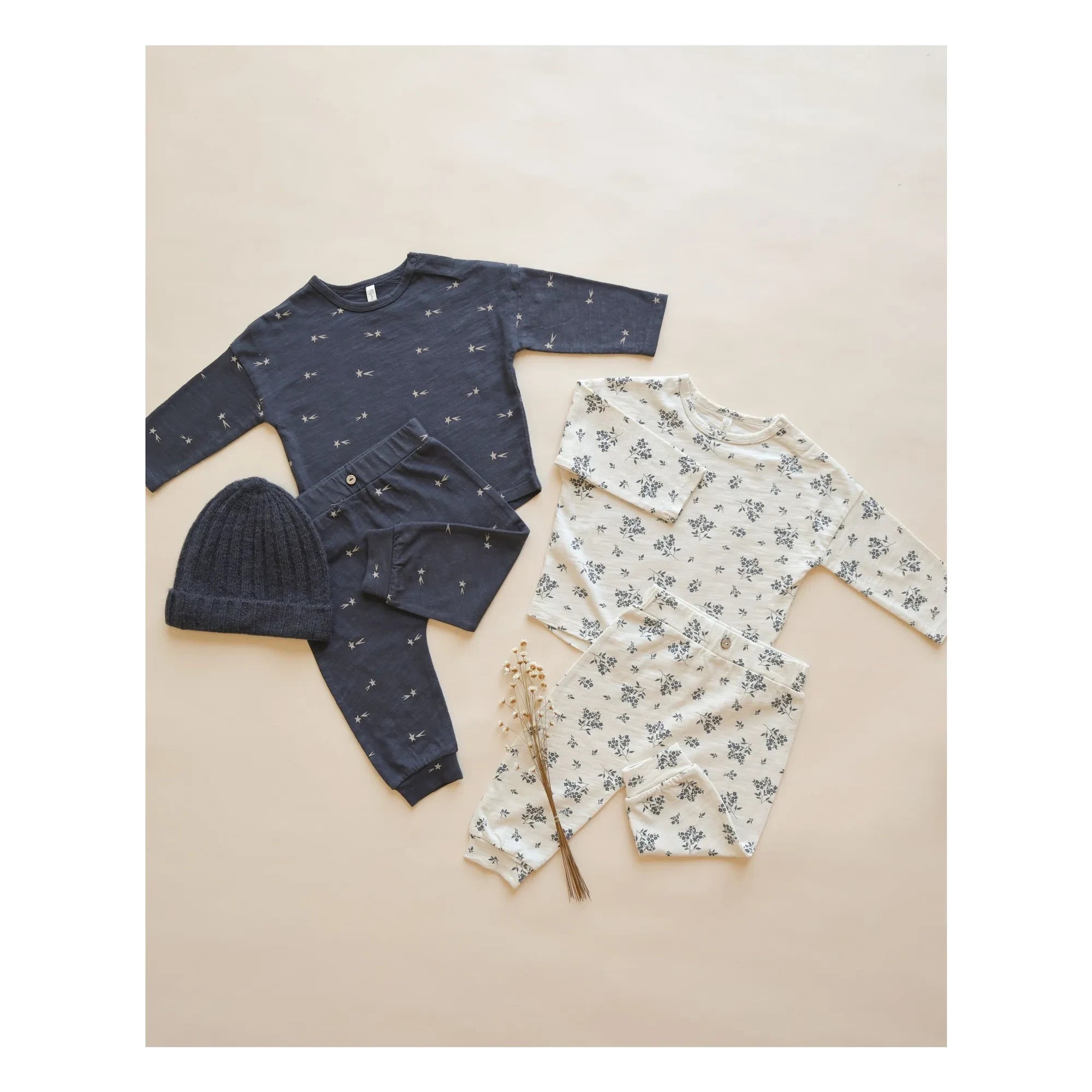 Rylee + Cru - T-Shirt und Hose Set mit Blumenmuster | Ecru