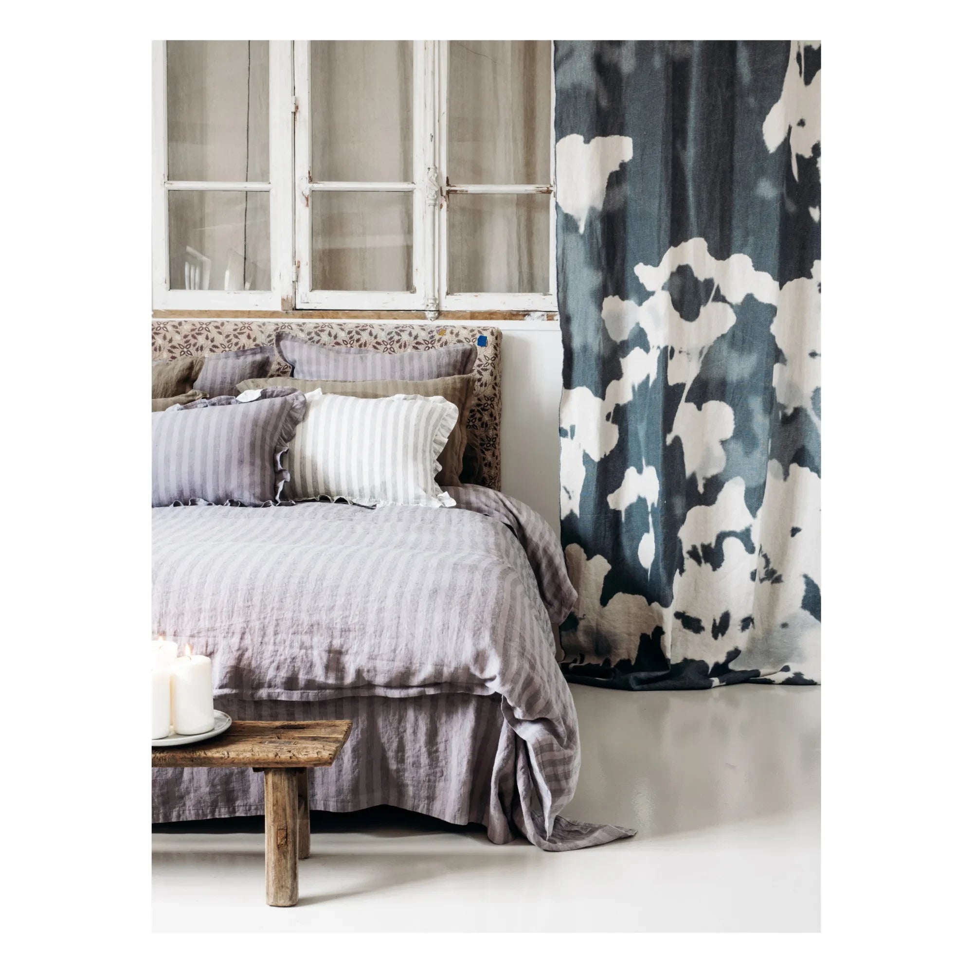 Le Monde Sauvage - Sandhills Linen Pillowcase | Purple