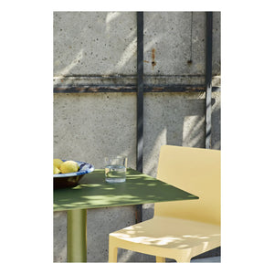 Hay - Mesa Palissade Cone diseñada por Ronan y Erwan Bouroullec - 65 x 65 cm | Verde oliva