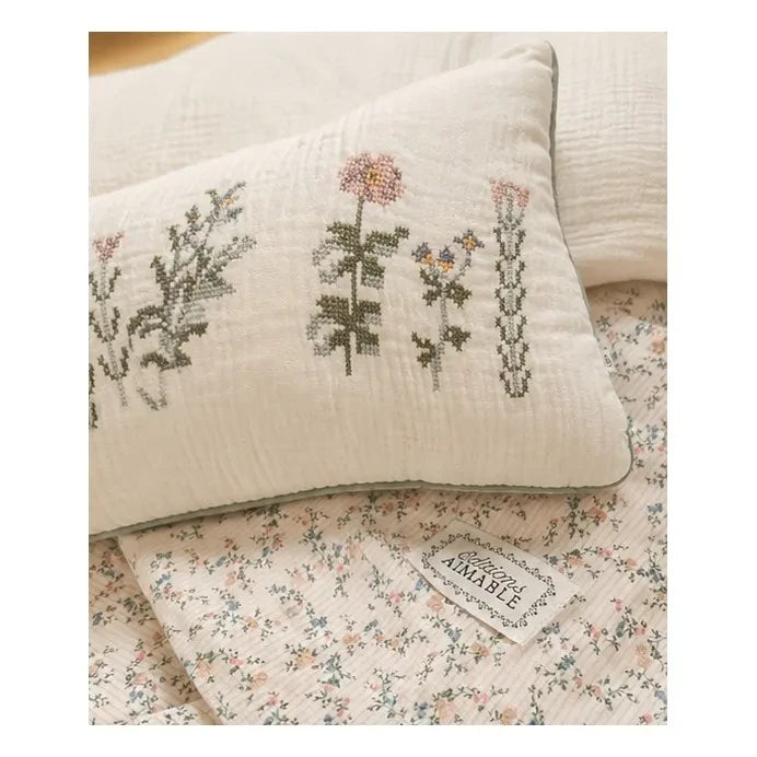 Editions Aimable - Hubert Flowers Almohada | Crema de gasa