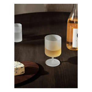 Ferm Living - Ripple şarap bardakları - 2'li set | Beyaz