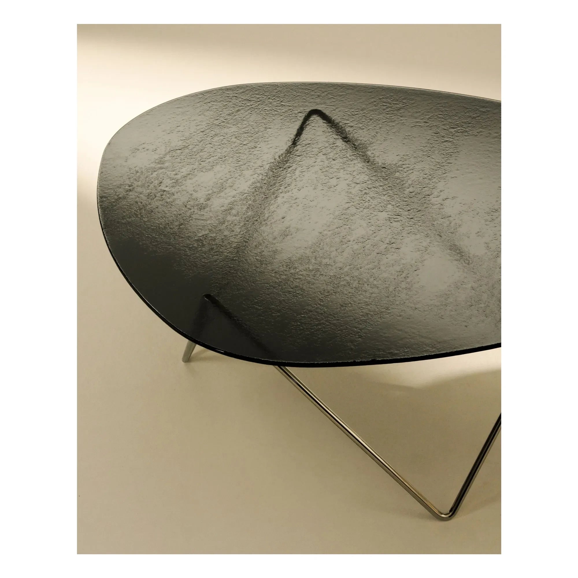 Gubi - Pedrera Couchtisch, Corsini & Ruiz Millet | Holzkohle