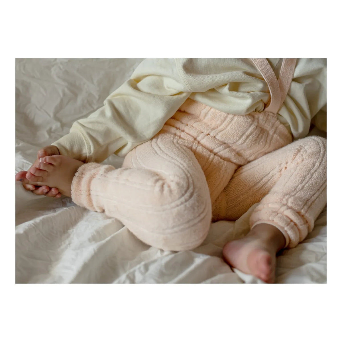 Silly Silas – Bio-Baumwoll-Strumpfhose mit Trägern im Granny-Stil, offener Schritt | Pfirsich