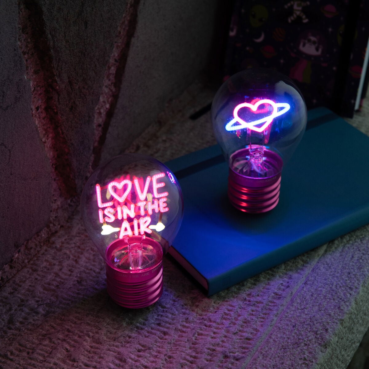 Legami - Dekoratif Lightbulb-Shaped Table Lamp - Aşk is in Air - Bulb Fiction