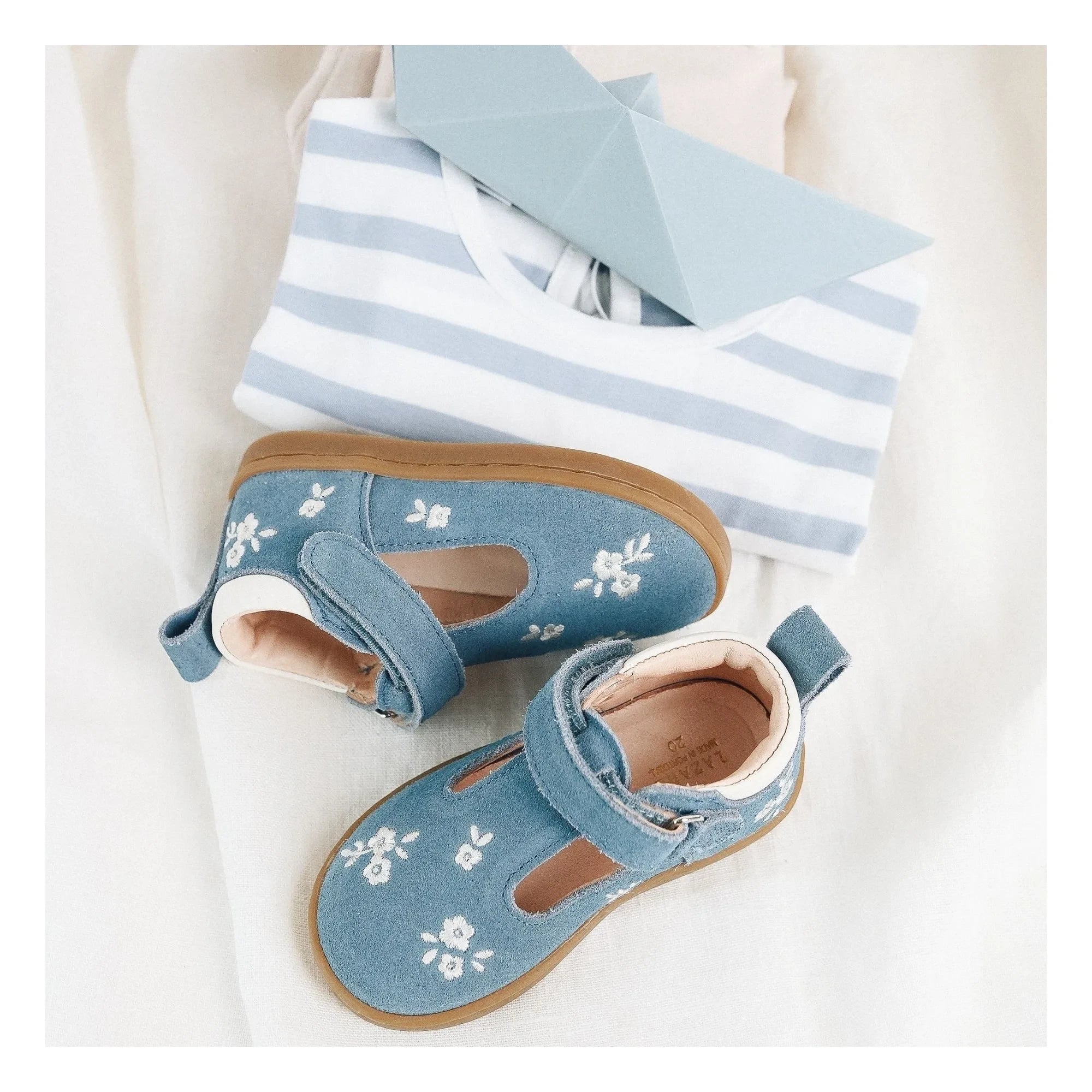 Lazare - Bebés bordados Pia Etoile Flowers Suede | Azul Denim