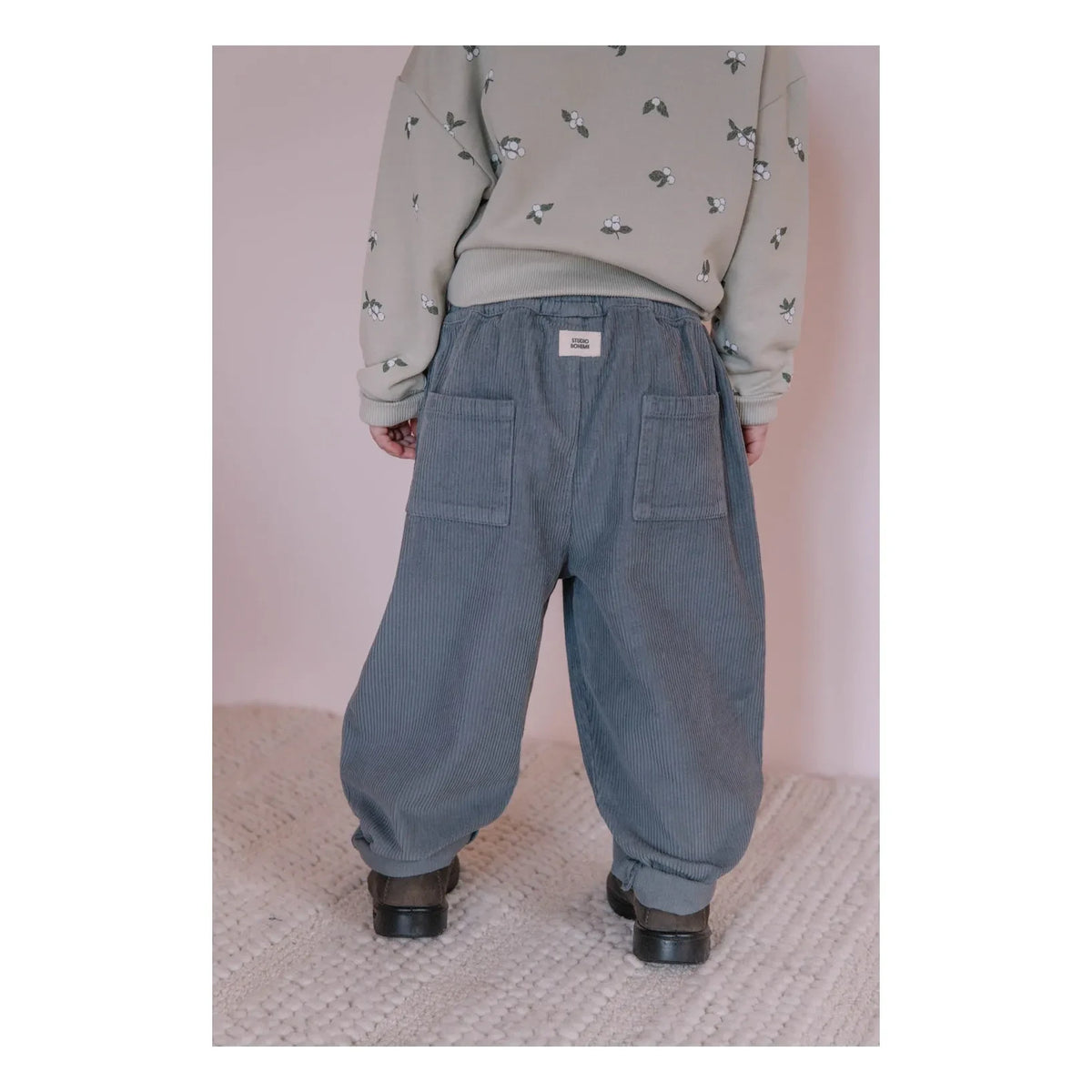 Studio Bohème - Fein gerippte Samt-Karottenhose aus Bio-Baumwolle | Grau-Blau