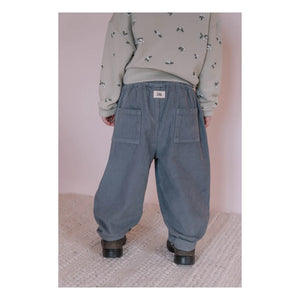 Studio Bohème - Fein gerippte Samt-Karottenhose aus Bio-Baumwolle | Grau-Blau