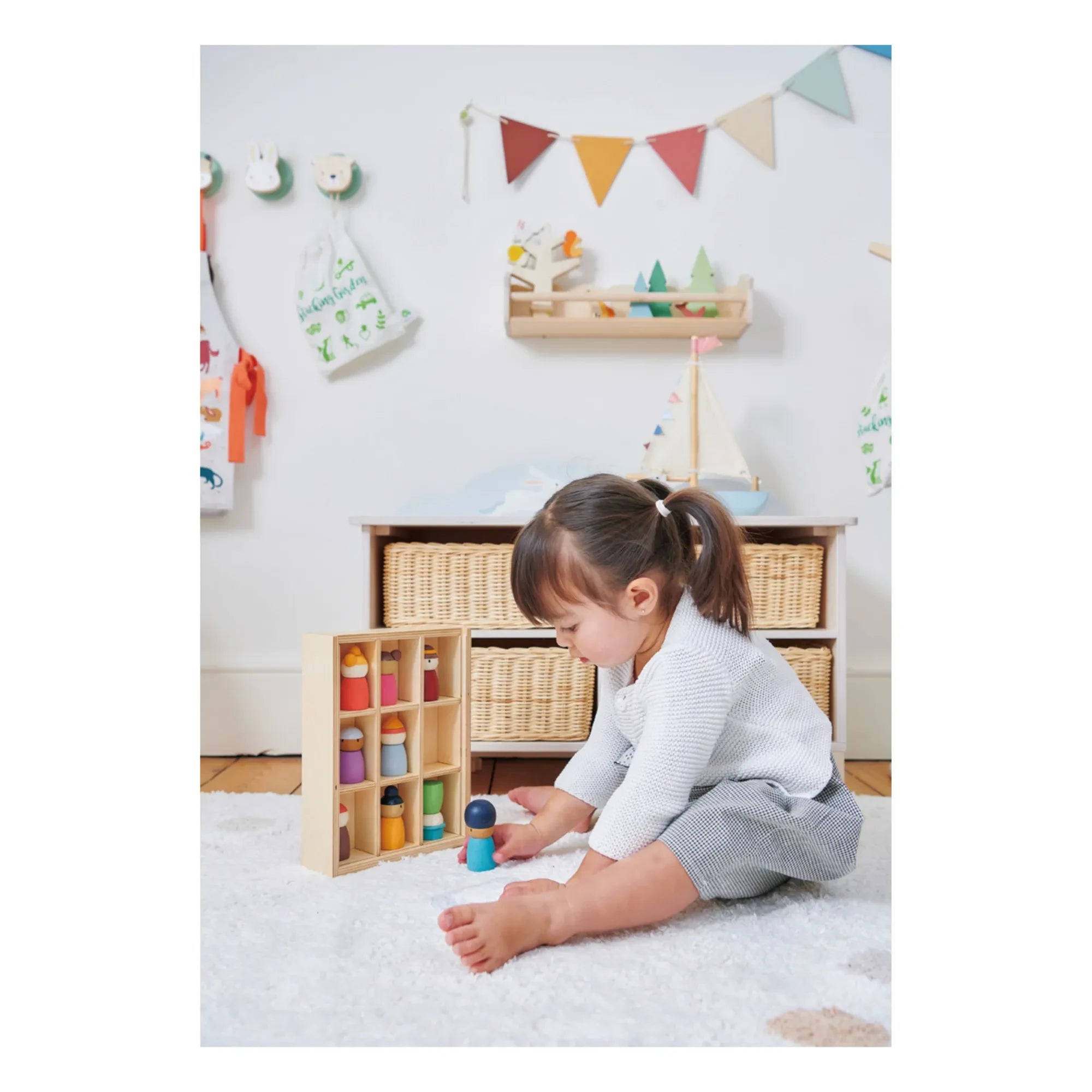 Tender Leaf Toys - Happy Folk Oteli ve Ahşap Figürler