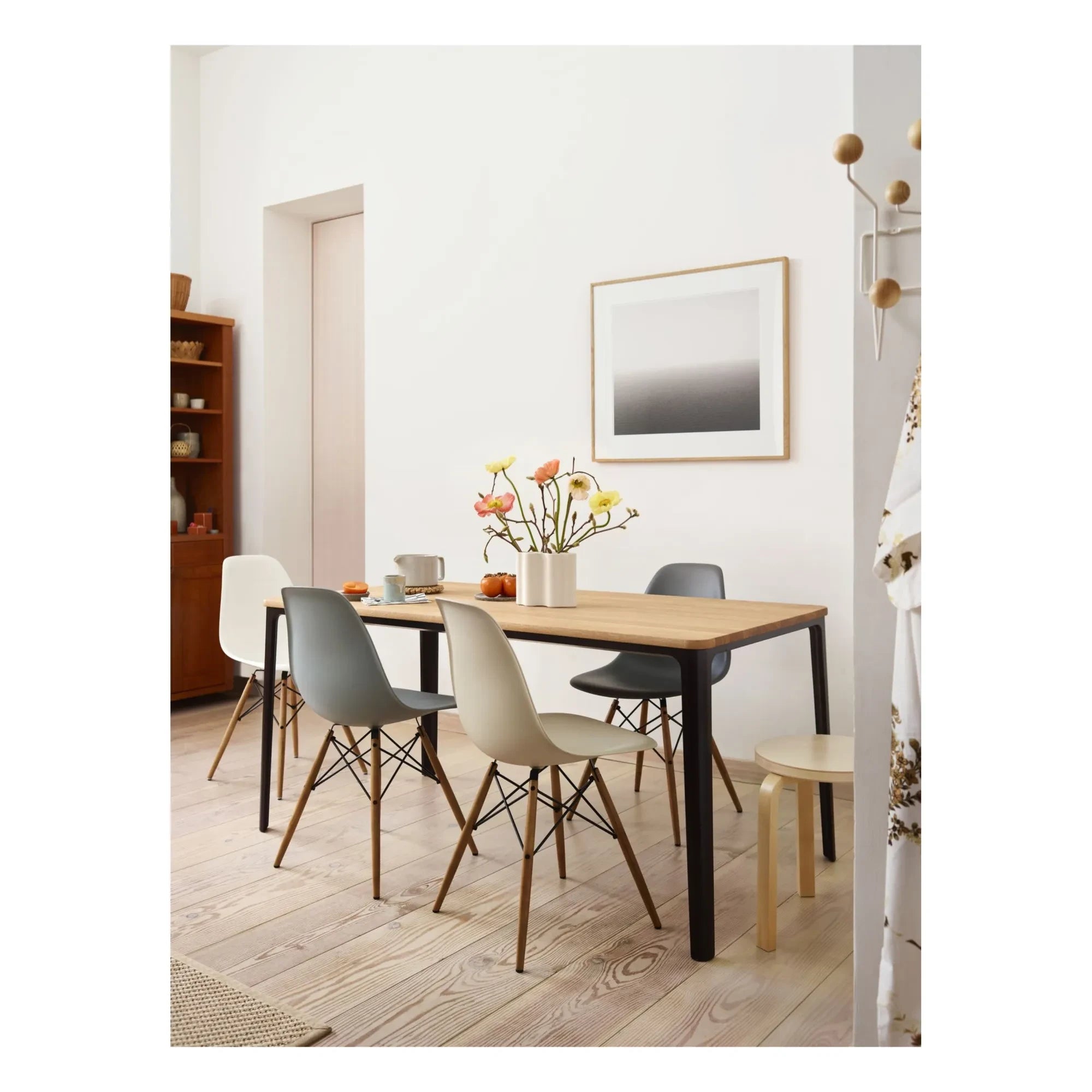 Vitra - DSW plastik sandalye - akçaağaç taban - Charles & Ray Eames | Beyaz