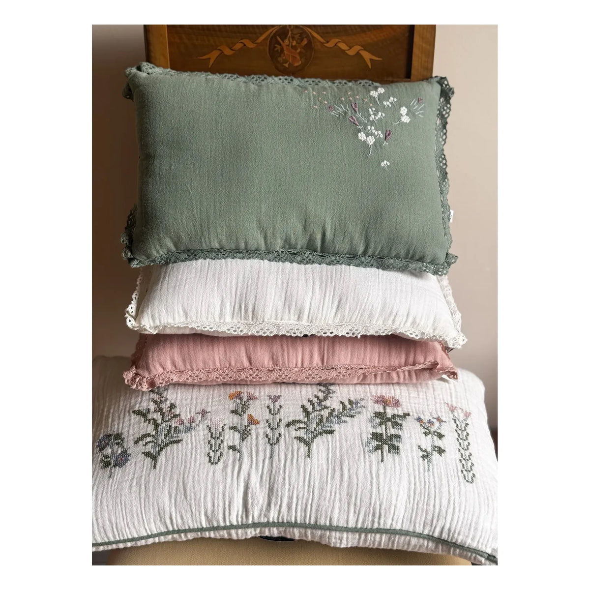 Editions Aimable - Cojín Camille Floral | Muselina Verde Oscuro