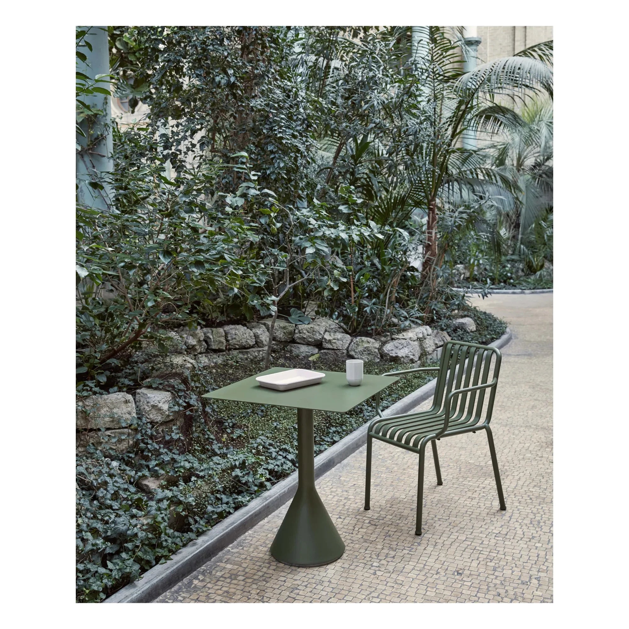 Hay - Mesa Palissade Cone diseñada por Ronan y Erwan Bouroullec - 65 x 65 cm | Verde oliva