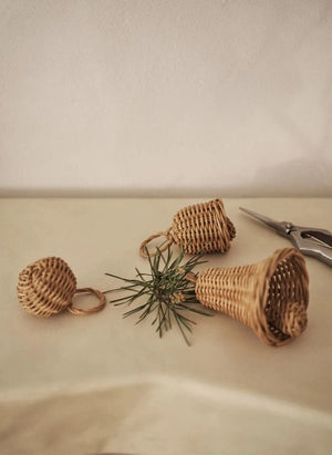 Ferm Living - Χριστουγεννιάτικα στολίδια από πλεκτό ρατάν σε σχήμα καμπάνας - Σετ 3 τεμαχίων