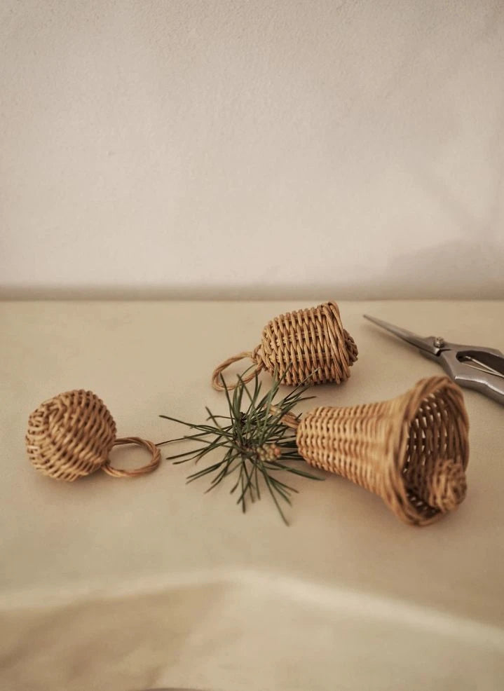Ferm Living - Χριστουγεννιάτικα στολίδια από πλεκτό ρατάν σε σχήμα καμπάνας - Σετ 3 τεμαχίων