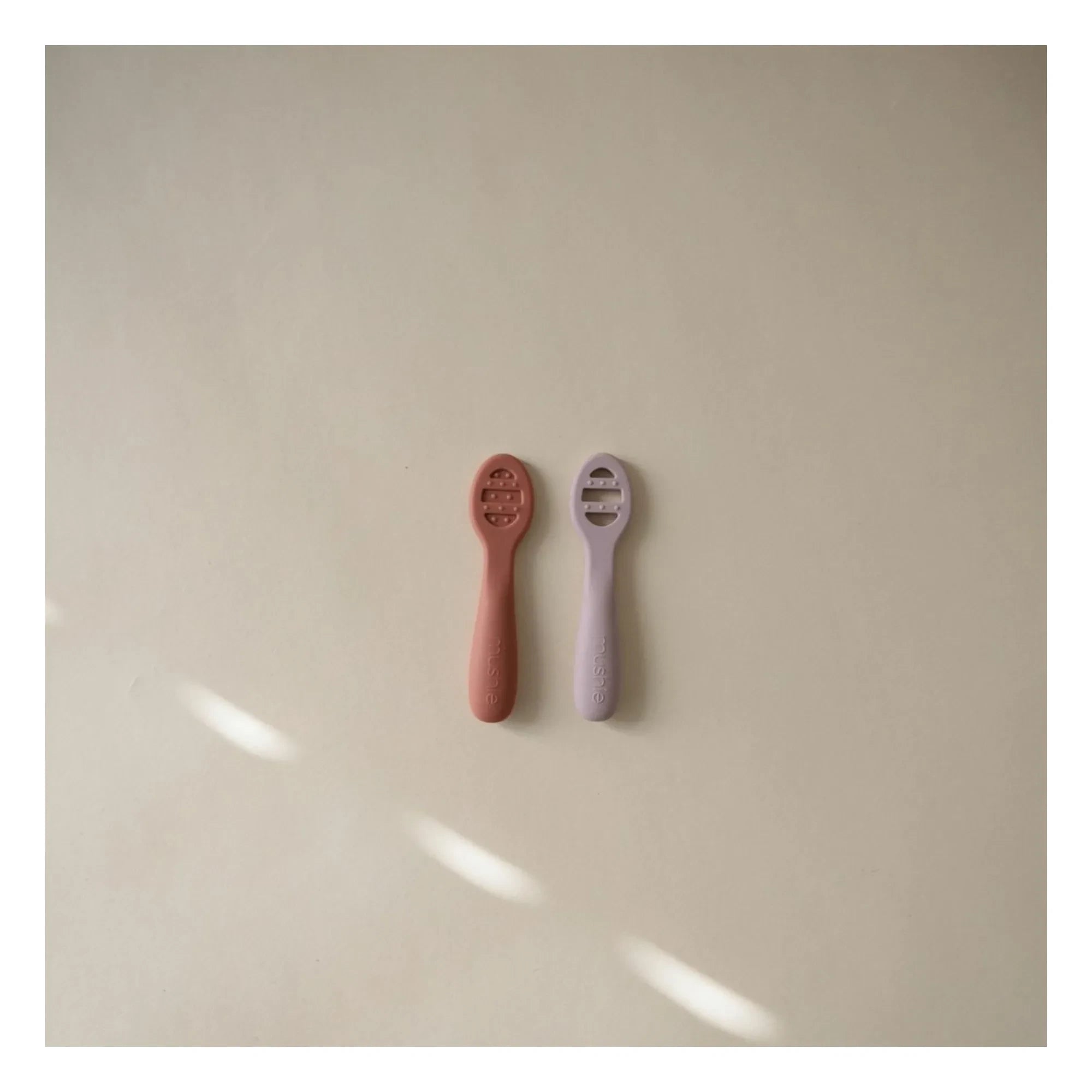 Mushie - Cucharas de silicona para bebé | Lila